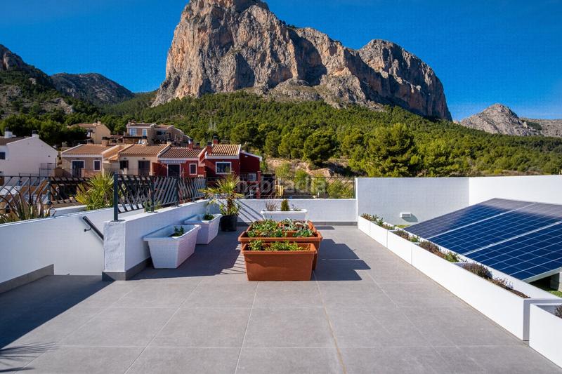 Foto 7198b61e-5628-4825-893f-717dba00b12e. Casa elegante vivienda ubicada , sitúa en un precioso enclave que ofrece impresionantes vistas al mar y a la montaña. en Polop