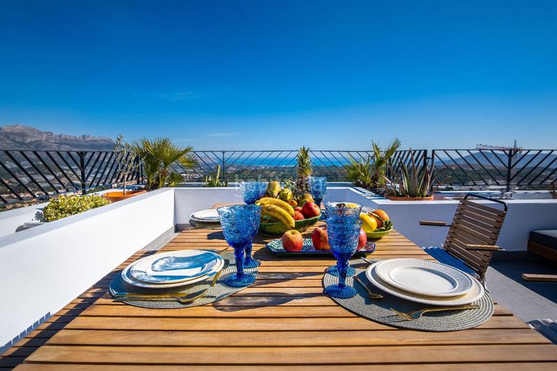 Foto d7c4c0d6-6de8-46ea-b32a-d7a0f8b8b1a2. Casa elegante vivienda ubicada , sitúa en un precioso enclave que ofrece impresionantes vistas al mar y a la montaña. en Polop