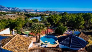 Casa a Escandinavia-Cautivador. Villa de lujo en alfaz del pi con vistas al mar, piscina y pista