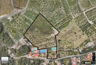 Residential Plot in Pueblo-Ubanizaciones. Una finca agrícola con nave en suelo rústico
