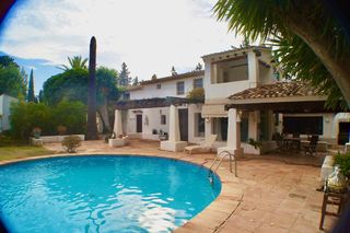 Haus en Pueblo-Ubanizaciones. Preciosa villa con casa principal y casa de hu�spedes, a la entr