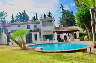Casa a Pueblo-Ubanizaciones. Preciosa villa con casa principal y casa de huéspedes, a la entr