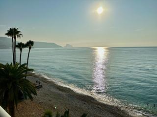 Apartament a L´Olla. Bonito atico de esquina en primera linea de playa en cap negret
