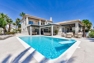 House in El Tossal-Bello Horizonte. Elegante villa mediterránea totalmente renovada con piscina priv