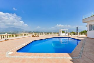 Casa a L´Albir. Villa independiente de 6 dormitorios con piscina, jacuzzi, garaj