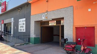 Parking coche en Avenida de murcia 6. Plaza de aparcamiento en centro comercial cenit