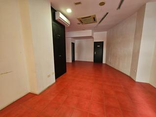 Locale commerciale  Juan carlos i. Local com. en venta en avenida principal.