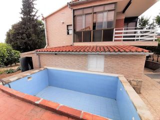 House in Piera. Es ven casa amb piscina a piera