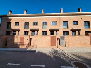Casa adossada a Cervera. Estrena casa a cervera! espais amplis i acabats de luxe