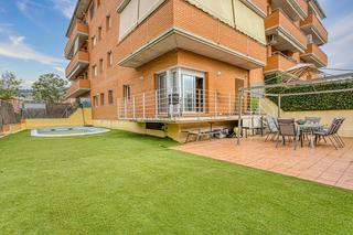 Etagenwohnung in Les Comes. Pis en planta baixa amb jardí i piscina a les comes