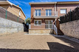 Chalet in Les Comes. Xalet a tres vents a les comes ii digualada  espai, llum i quali