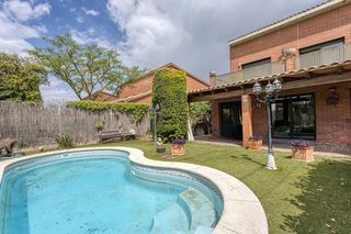 Chalet in Sesoliveres-Pla de la Massa. Oportunitat de chalet en plà de sant genís amb jardí i piscina
