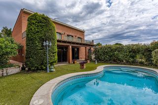 Chalet en Jorba. Oportunitat de chalet en plà de sant genís amb jardí i piscina