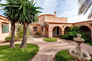 Chalet à Calle huelma 2. Hermosa villa de lujo, estilo mediterráneo en la zona de la sies