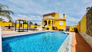 Chalet à Calle sevilla-montepinar 7. Magnifica villa en orihuela con piscina privada