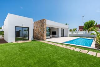 Chalet à Las Lomas de Rame-Bahía Bella. Villas de obra nueva en los alcazares