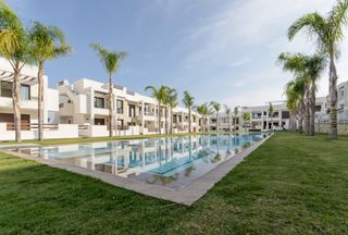 Haus in Los Balcones-Los Altos. Residencial de obra nueva de bungalows en los balcones, torrevie