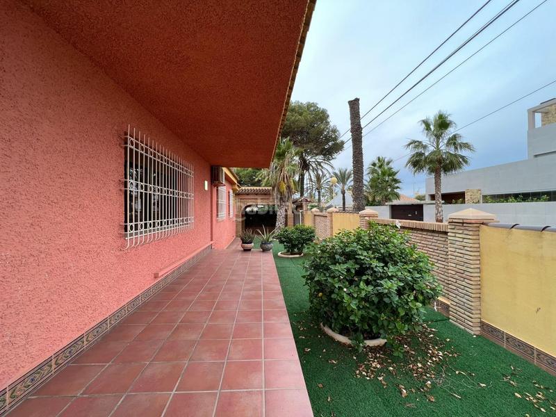 Foto aaad131c-3c2b-4bf3-a1a6-486b01bfb40b. Chalet in carrer carrer de baliza 1 in Cabo Roig Orihuela
