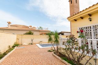 Chalet à La Zenia. Chalet independiente a la venta en playa flamenca