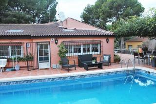 Chalet à Calle calle de asturias 1. Villa con piscina en los balcones, torrevieja