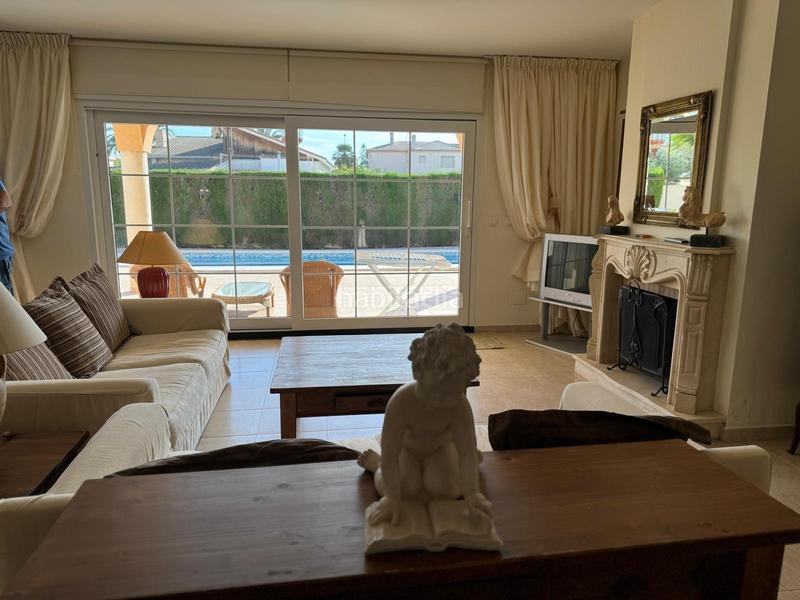 Foto 1653d75f-ef94-41e3-8b0c-44c8d67aac24. Chalet avec piscine dans La Zenia Orihuela