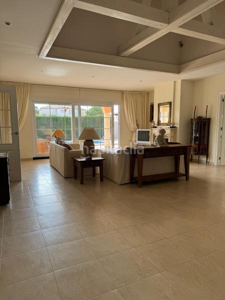 Foto 2c6d73d8-0ac8-4793-9e9e-193fe15fb4b9. Chalet avec piscine dans La Zenia Orihuela