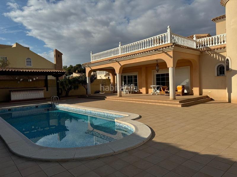 Foto 4bf75cc3-e1d2-41b5-9b84-9a15dbf73874. Chalet avec piscine dans La Zenia Orihuela