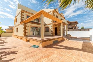 Chalet à Calle meridiano 20. Villa en urbanización aguas nuevas torrevieja