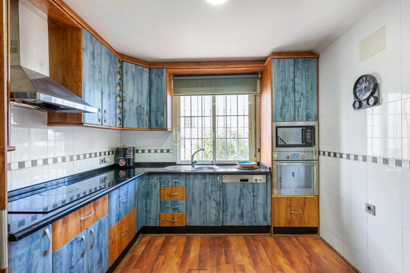 Foto 5f77b6e3-4224-40af-89a3-3253212070a9. Casa aparellada amb calefacció aparcament piscina a Torrevieja