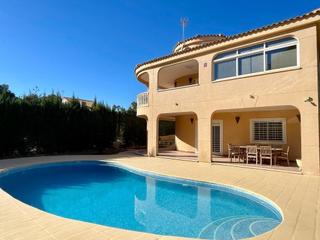 Apartamento en Los Balcones-Los Altos. Estupendo chalet con gran parcela y piscina en los balcones