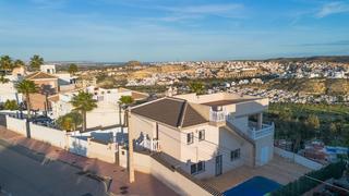 Chalet à Rojales. Gran villa con encanto, vistas únicas y un gran potencial