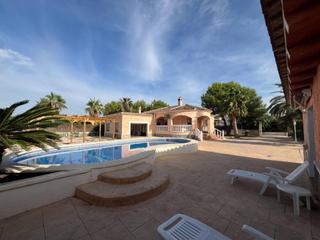 Chalet à Dolores. Villa independiente de 3 dormitorios en dolores, alicante.