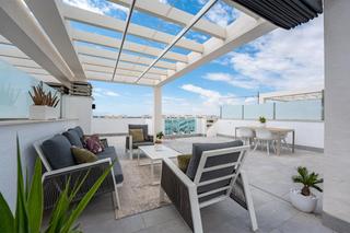 Àtic a Avenida fenoll el 1. Ático moderno de 2 dormitorios con solarium privado y vistas al