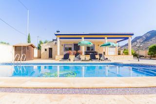 Xalet a Redován. Villa de lujo con piscina privada y parcela de 3.100m2 en redová