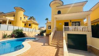 Chalet in Los Almendros. Chalet independiente con piscina en orihuela costa
