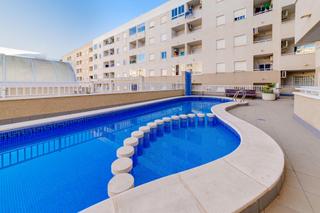 Apartamento en Calle joaquin chapprieta 138. Apartamento de dos dormitorios, piscina y garaje en torrevieja