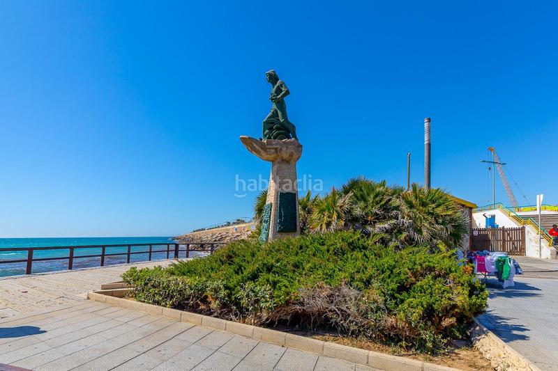 Foto 34080cb5-423d-423d-aea4-cb3271d68d9b. Apartamento  de 2 dormitorios con vistas laterales al mar a 200m de la playa en Torrevieja