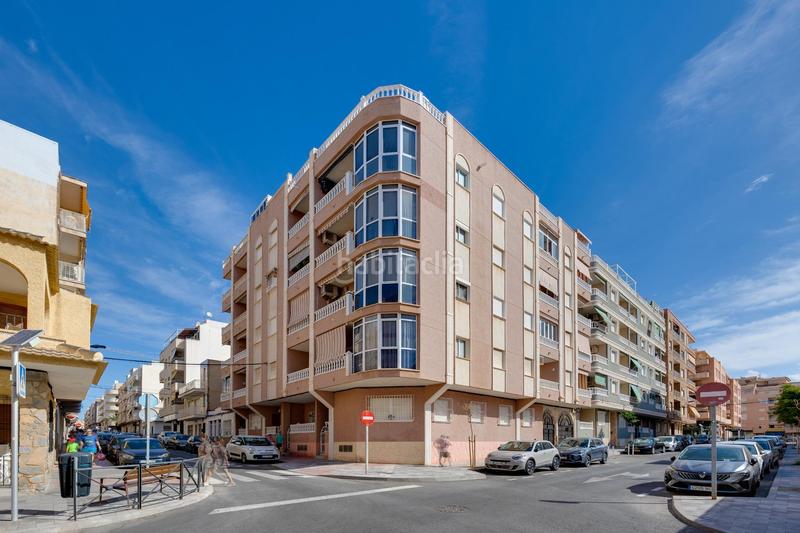 Foto d42d77fb-9fcc-414e-aa62-47b2e8cf8457. Apartamento  de 2 dormitorios con vistas laterales al mar a 200m de la playa en Torrevieja