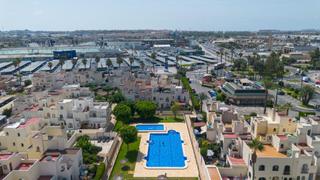 Maison à Calle marco antonio marcos frías 6. Planta baja con piscina comunitaria zona carrefour