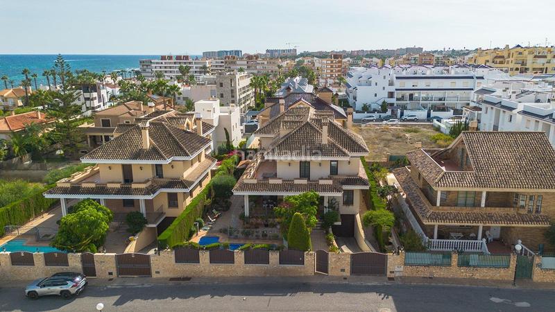 Foto 1b83de68-e11e-4fc0-b7a9-b7f510e441e6. Chalet avec parking piscine dans La Veleta Torrevieja