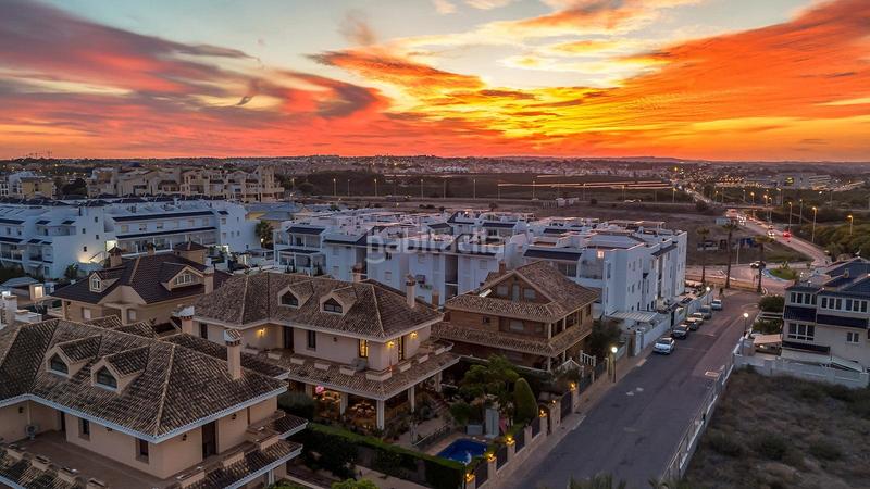 Foto 55076d98-b5d0-4955-96b4-ca1880093bfa. Chalet avec parking piscine dans La Veleta Torrevieja