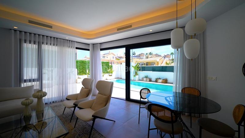 Foto 697c0a22-55ee-4494-95b6-e22a15a101fd. Chalet villas de lujo de nueva construcción costa, a menos de 4 km de la playa en Orihuela