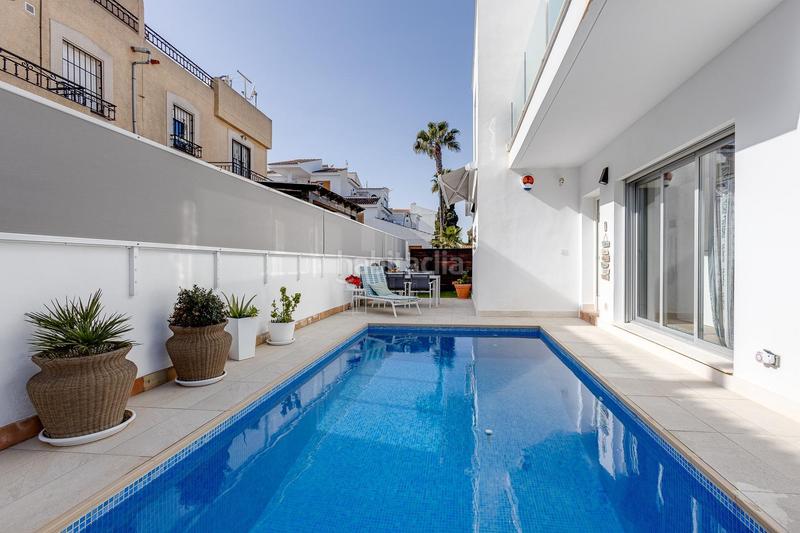 Foto a8af6921-466d-4edf-b774-4510e0a595d9. Chalet  independiente con piscina privada en rosaleda, en Torrevieja