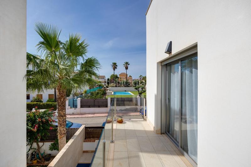 Foto b20aac57-d0a6-4fb0-b6b4-ec8c7bda8ec3. Chalet  independiente con piscina privada en rosaleda, en Torrevieja