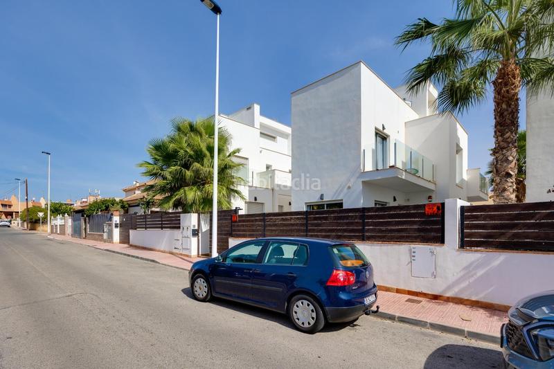 Foto f73263ec-610e-4dd2-af25-faf1e6645545. Chalet  independiente con piscina privada en rosaleda, en Torrevieja