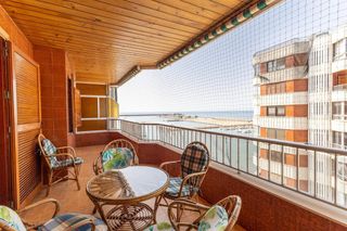 Apartament a Avenida doctor gregorio marañón 41. Piso en primera línea con vistas al mar en torrevieja