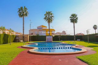 Casa  Calle jose lorca garcia. Bungalow sin vecinos con piscina comunitaria en el limonar