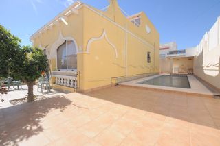 Chalet  Levante balcon costa blan. Chalet unifamiliar individual con orientación sureste y piscina