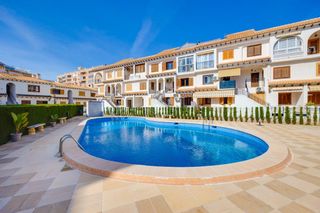 Casa a Calle calle palangre 30. Bungalow de 3 dormitorios con piscina comunitaria en la playa de