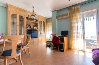 Affitto Piccolo appartamento in Calle carlos die 8. Amplio apartamento de 3 dormitorios en alquiler en los montesino